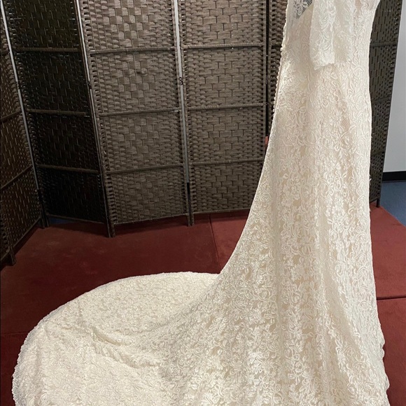 Sottero and Midgley Designer Wedding Dress On Sale In A Size 12 - Picture 4 of 4